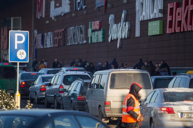 Erzelis: įsibėgėjus dovanų pirkimo karštinei, prekybos centrų automobilių aikštelės tampa it suerzintas bičių avilys.