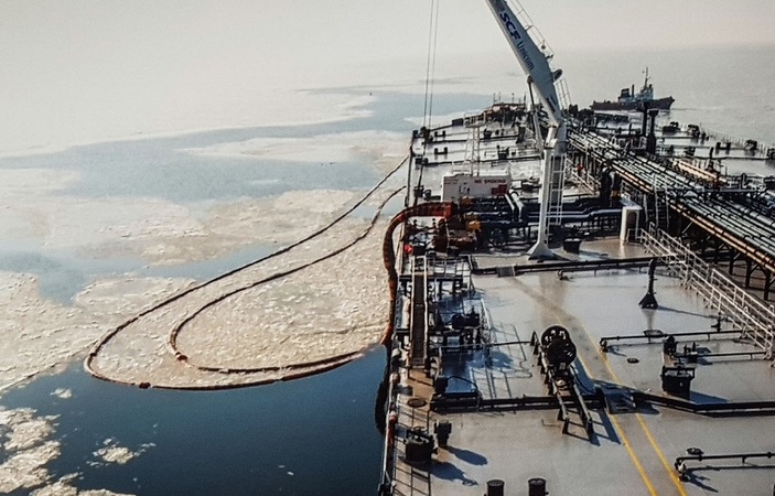 Krova: ledai prie Būtingės naftos terminalo plūduro drasko žarnas, iš kurių kartais išsilieja nafta.