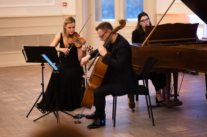„Meta“ trio – violončelininkas D. Dumčius, smuikininkė M. Pranskutė ir pianistė J. Bagdonavičiūtė.