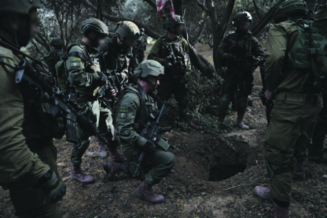 Spąstai: 900-osios pėstininkų brigados „Kfir“ kariai Gazos ruože prie įėjimo į tunelį.