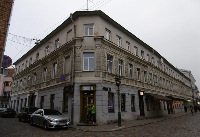 Istorija: M. Daukšos gatvė, jidiš vadinama Jatkever gas („Mėsinių gatvė“) – svarbiausia ir judriausia žydų gatvė tarpukario Kaune. Nuotraukoje matome Eljaševų namo numerį.