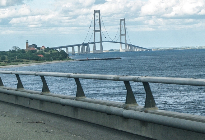 Pasiūlymas: palyginti siauri Danijos sąsiauriai, kuriuos dar apriboja ir tiltai, galėtų tapti „butelio kakliuku“ Rusijos naftos laivams.