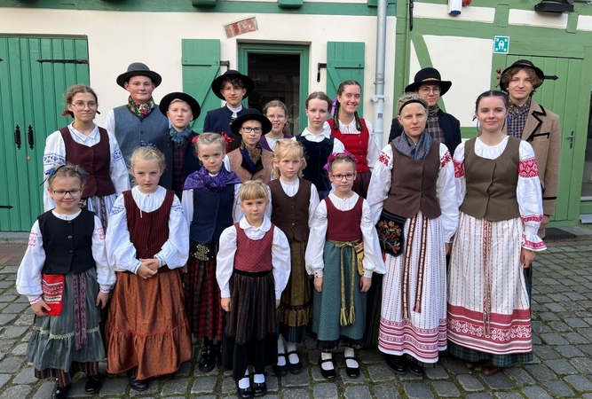 Klaipėdos etnokultūros centro vaikų folkloro ansamblis „Kuršiukai“.