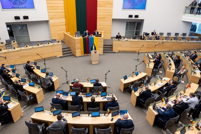 Pokyčiai: Seime politikams ir valstybės pareigūnams pareiginė alga kilo vidutiniškai 390 eurų, vadovaujančias pareigas einantiems valstybės tarnautojams – apie 100 eurų, o valstybės tarnautojams specialistams – vos vienuolika eurų.