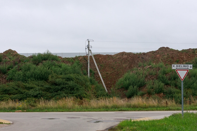 Situacija: bendrovės atstovai po elektros linija supylė laikiną pylimą, esą gyventojams apsaugoti.