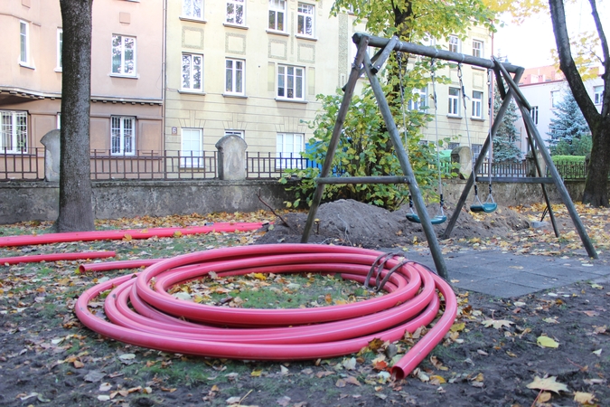 Planai: Liepų gatvės daugiabučių namų kieme prasidėję apšvietimo stulpų įrengimo darbai truks apie mėnesį.