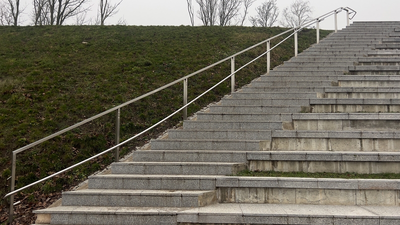 Vandalizmas: Jono kalnelyje vėl apgadintas inventorius – šį kartą laiptų turėklas.