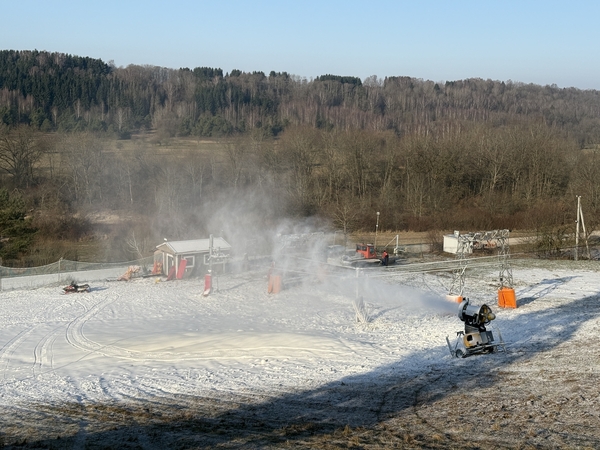 Pasiruošimas: Utrių kaimo kalne pučiamas sniegas, įrenginėjama slidinėjimo trasa.