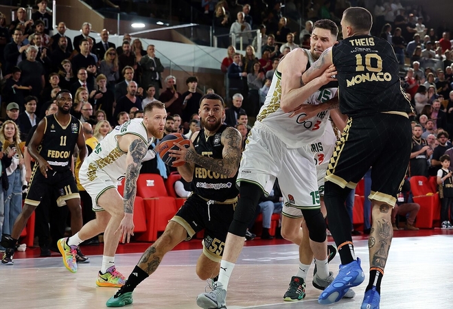 Varžovas: M. Jamesas (su kamuoliu) pataikė tik vieną tritaškį, tačiau aštuonis kartus atkovojo kamuolį ir privertė jį stabdžiusius žalgiriečius prasižengti septynis kartus.