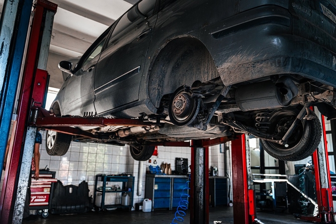 Neprižiūri: po žiemos į servisus atvažiuoja automobilių, kurių būklė kartais verčia griebtis už galvos.