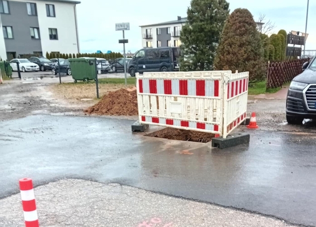Skandalas: tik kovą naujai išasfaltuota Pienių gatvė, balandį supjaustyta dėl elektros tiesimo darbų.