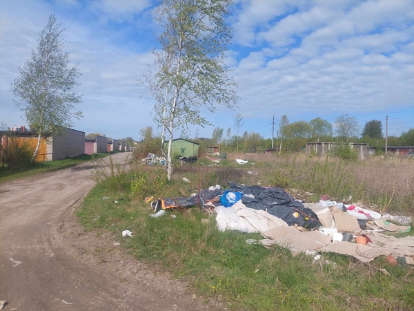 Apmaudas: Kaštonų gatvėje šiukšlės verčiamos į kelkraštį, nepaisant netoliese esančios atliekų surinkimo aikštelės.