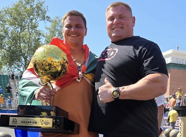 Misija: Ž. Savickas (dešinėje) pasveikino ir apdovanojo „World's Strongest Man“ čempioną R. Nelą.