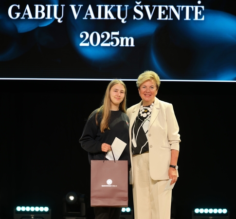 Dovana: labdaros ir paramos fondo direktorė A. Makūnienė paskatinamąją premiją skyrė Domeikavos gimnazijos mokinei Emilijai Vienažindytei.