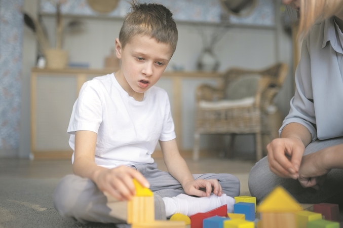 Pagalba: autistiškas vaikas daug ko negali, nesupranta, tačiau jis mokosi socialinių normų, jausmų supratimo – suaugusiems reikia būti kartu ir kartu mokytis.