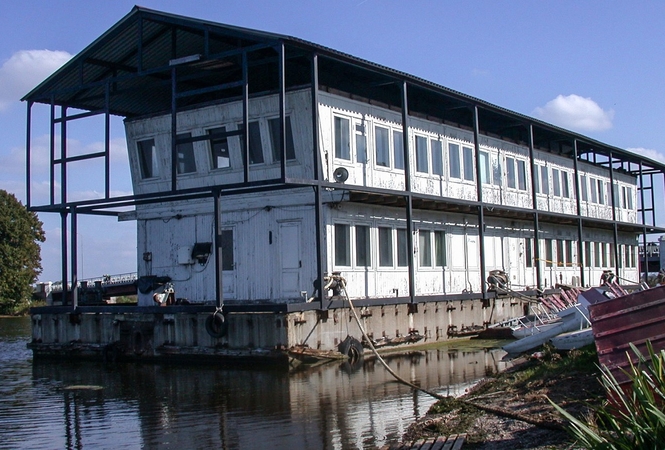 Paskirtis: sovietinio tipo debarkaderiai ant vandens naudoti ir kaip viešbučiai, ir kaip restoranai, ir kaip laivų remonto dirbtuvės.