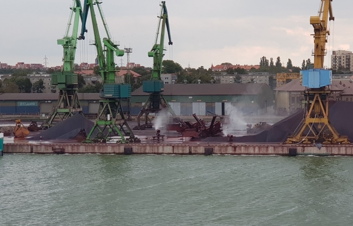 Prisiminimas: kaitrią 2018 m. vasarą uostas miestą nuo didesnių dulkių debesų saugojo ant birių krovinių purkšdamas vandenį.