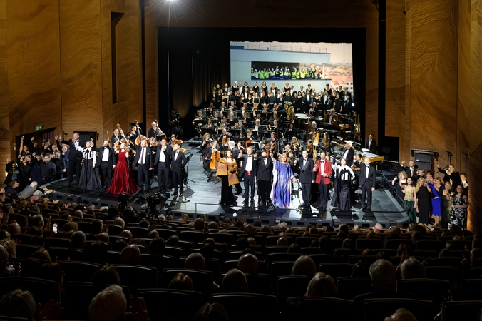 Baigiamajam Giuseppe Verdi „La Traviata“ kūriniui scenoje drauge su kviestiniais svečiais pasirodė teatro solistai, choristai ir visi teatro darbuotojai.