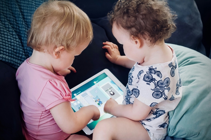 Neefektyvu: kalbantys žaislai ir įvairios kalbos lavinimo programėlės negali pakeisti tiesioginio bendravimo su suaugusiuoju.