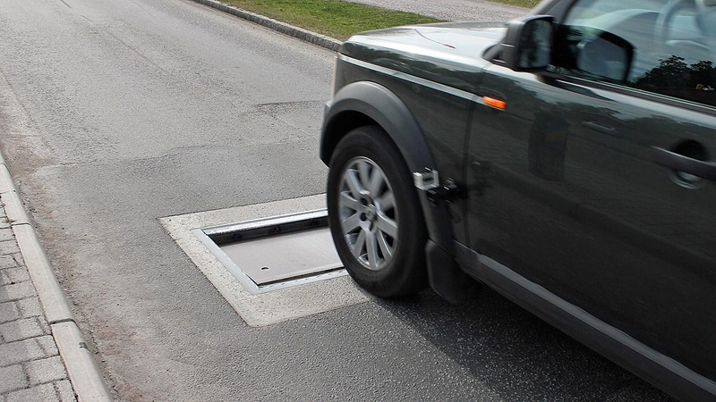 Naujoviškas „gulintis policininkas“ moka slėptis asfalte
