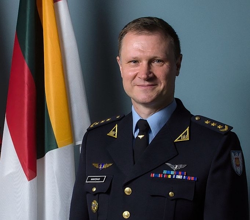 Nuo pareigų nušalintas Karinių oro pajėgų vadas pasiskundė teismui