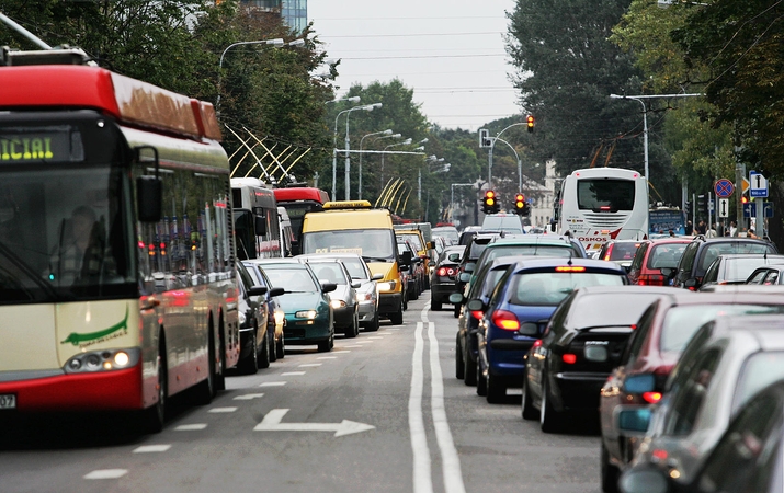 Sostinė ir toliau neišsivaduoja iš automobilių spūsčių