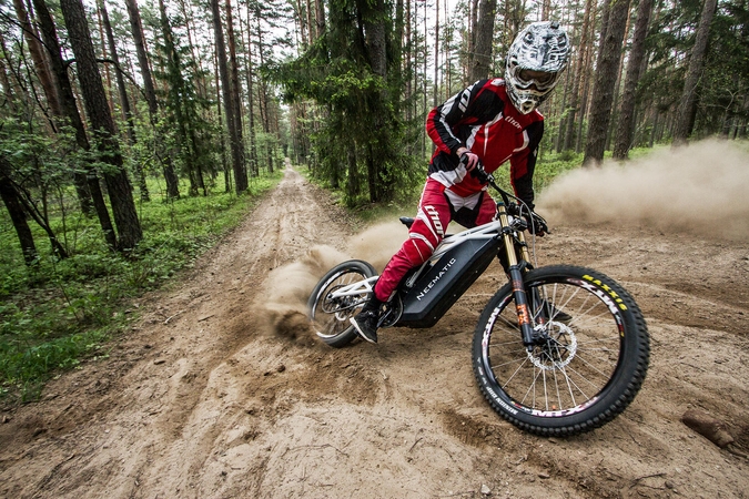 Lietuviai sukūrė kalnų dviračio ir motociklo hibridą bekelei