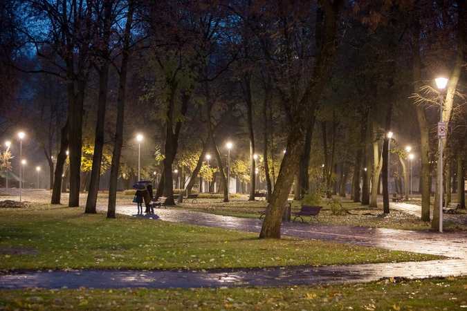 Po dešimtmečio tamsos Pilių parko teritorija pagaliau apšviesta 