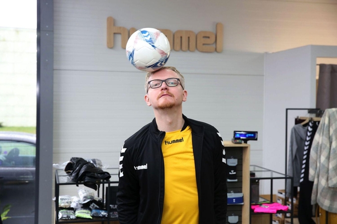 Dainininkas J. Liesis: propaguoju rėkimą prie futbolo aikštės