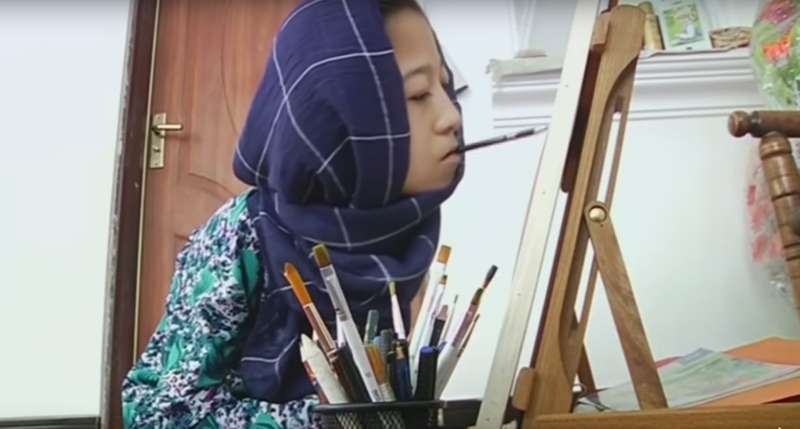 Neįgali 16-metė afganė pasaulį stebina savo piešiniais