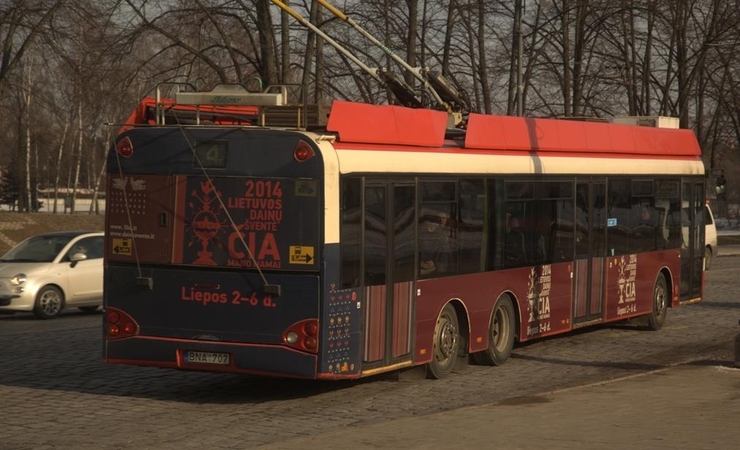 Artėjanti Dainų šventė sostinės troleibusą papuošė tautiniais raštais