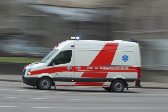 Vyro vairuojamas sunkvežimis atsitrenkė į automobilį, šis kliudė kitą – nukentėjo moteris