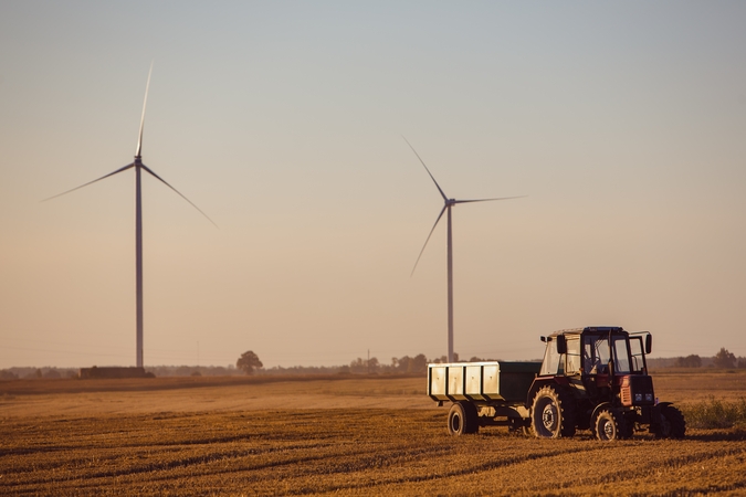 Verslas: saulės ir vėjo elektrinių plėtrai Lietuvoje reikia atrasti 2 tūkst. hektarų