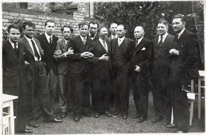 Veidai: žurnalistai ir rašytojai iš kairės S.Zobarskas,A.Gricius,V.Sirijos Gira, J.Petrėnas-Tarulis, nežinomas asmuo, J.Grušas, L.Gira, J Žlabys-Žengė ir kiti, 1935 m