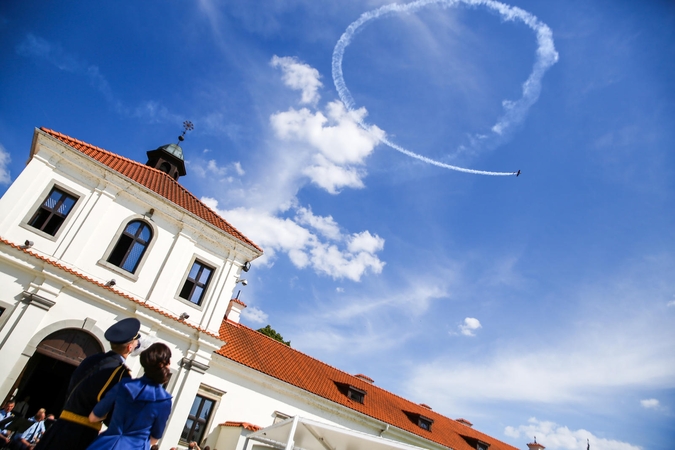 Karinių oro pajėgų jubiliejuje – vestuvių apeigos ir svaiginantis skrydis