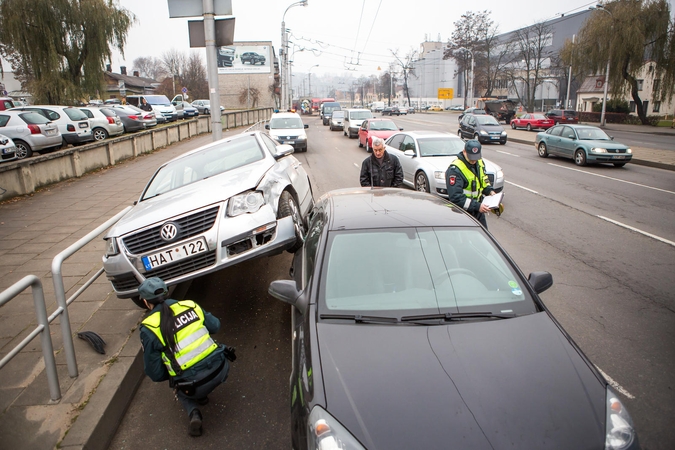 Po smūgio automobilis - lyg pakibęs ore