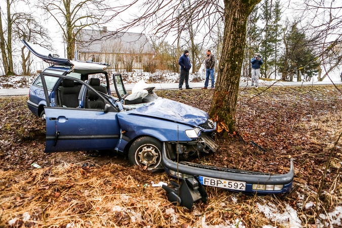 Avarija pakaunėje: vyrą iš automobilio vadavo ugniagesiai