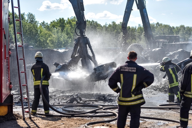 Kaune – didžiulis gaisras metalo tvarkymo punkte