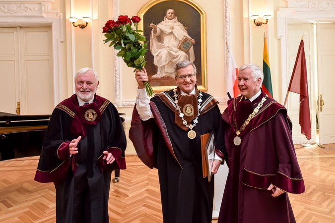 B. Komorowskiui įteiktos VDU garbės daktaro regalijos