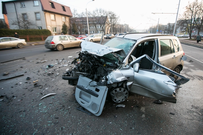Kraupi avarija Kaune: susidūrus dviem automobiliams sužeisti du žmonės