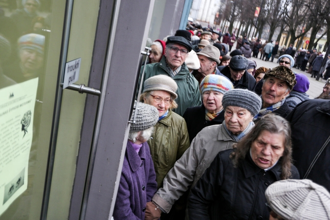 Prie pigių bilietų – įpykusių pensininkų eilės
