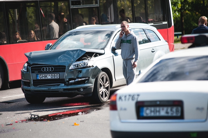 Avarija Neries krantinėje: „Audi“ vairuotojas nespėjo sustabdyti