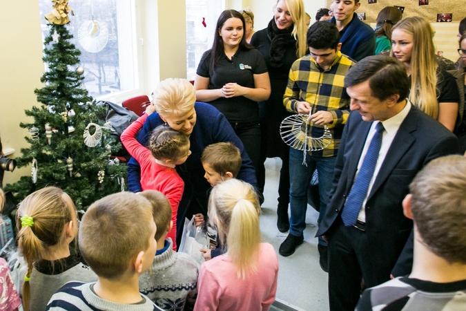 Prezidentė gyrė Kauno jaunimą ir kartu kūrė kalėdinius žaisliukus