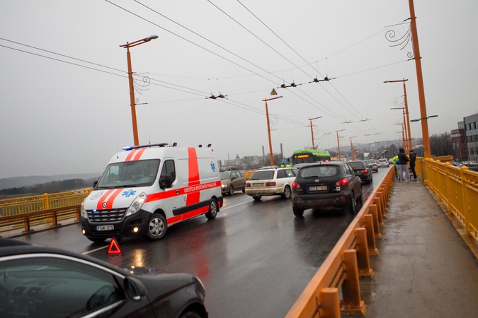 Ant P. Vileišio tilto susidūrė trys automobiliai, sužeista vairuotoja