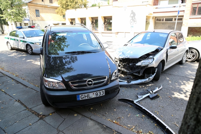 V. Putvinskio gatvėje – trijų automobilių avarija, sužalotas vienas vairuotojas