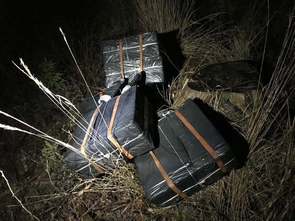 Sulaikyti trys vyrai, į Lietuvos gilumą nešę kontrabandines cigaretes