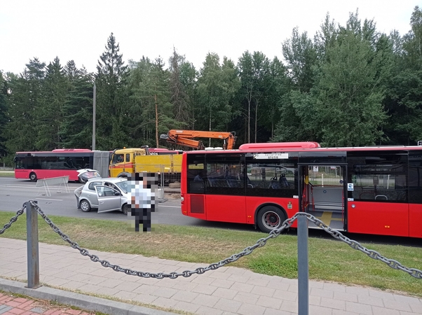 Vilniuje susidūrus automobiliui ir autobusui vairuotojai strigo spūstyje