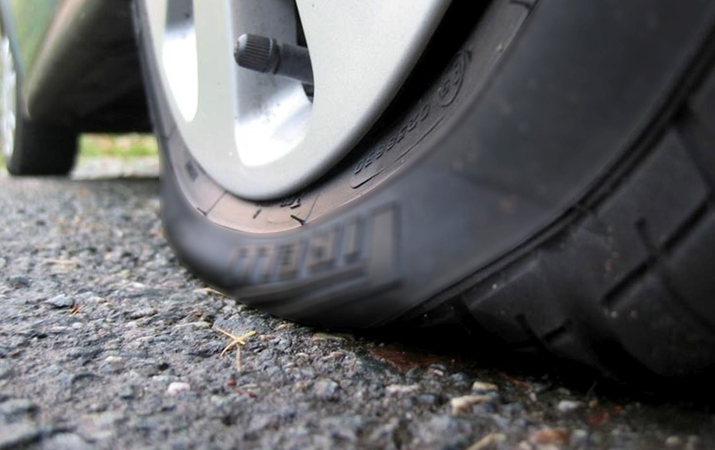 Panevėžyje sučiuptas aštuoniems automobiliams padangas subadęs vyras