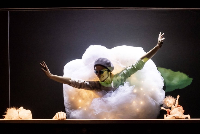 Vilniaus teatro „Lėlė“ premjeroje „Debesys“ – pasaulio pažinimas