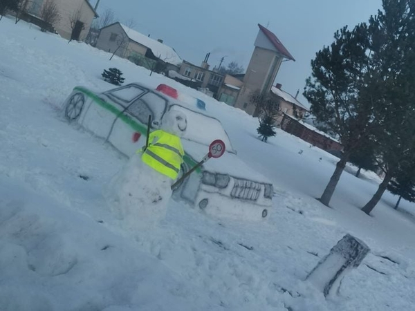 Išradingumui nėra ribų: netoli pagrindinio kelio eismą kontroliuoja policijos postas iš sniego